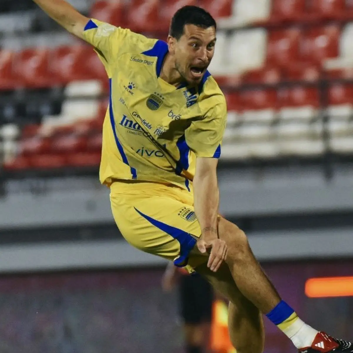 Thom Haye Bawa Persib Bandung Unggul 1-0 atas PSM Makassar pada Babak Pertama